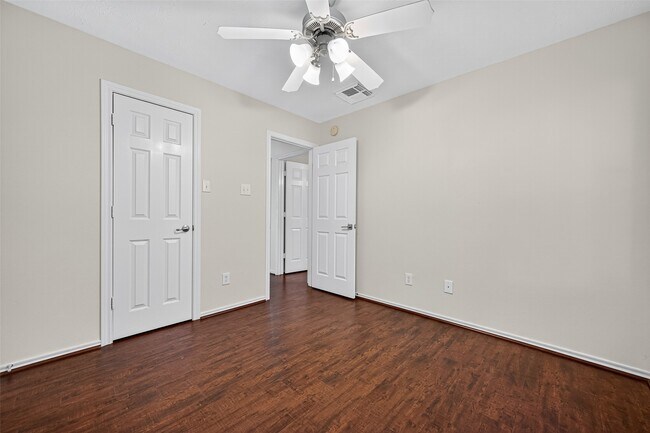 Building Photo - 6927 Great Oaks Shadow Dr
