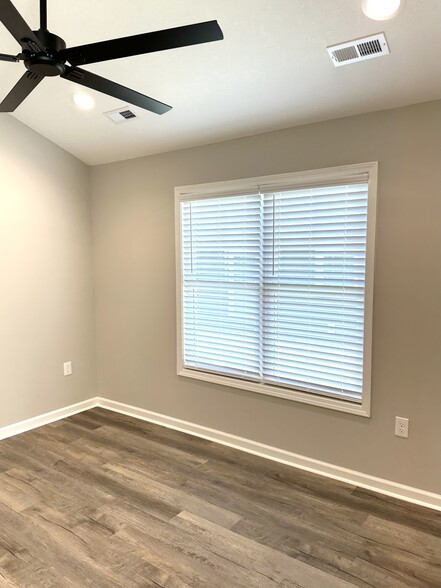 Double window, recessed lighting - 2217 Kenwood Blvd SE