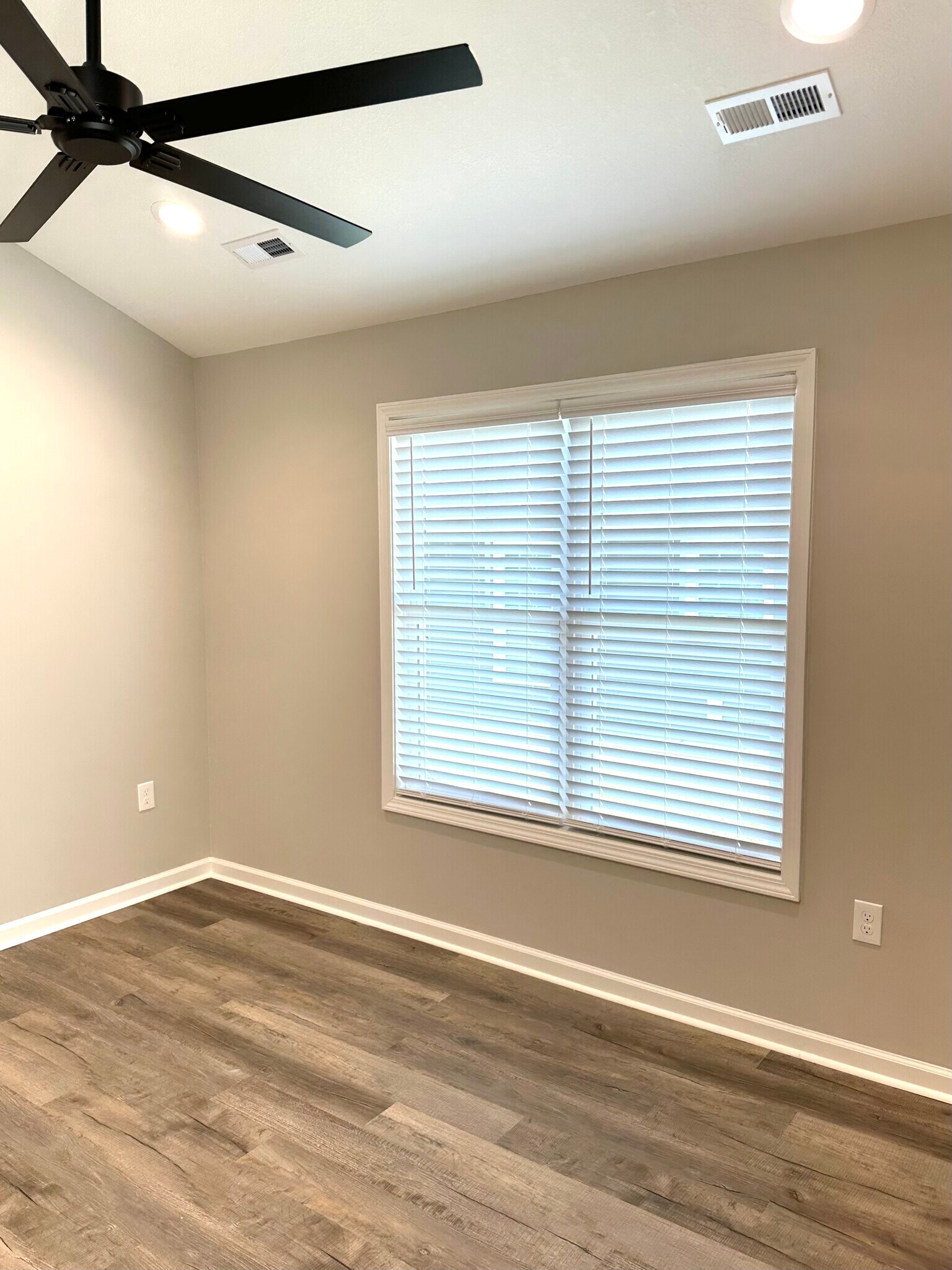 Double window, recessed lighting - 2217 Kenwood Blvd SE