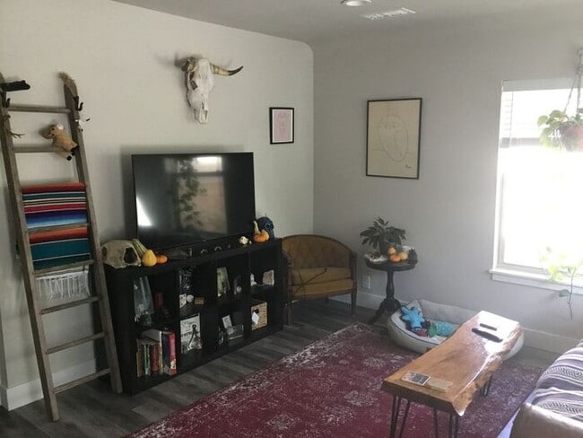 Building Photo - Refinished 2 Bedroom Home Near Downtown Fo...