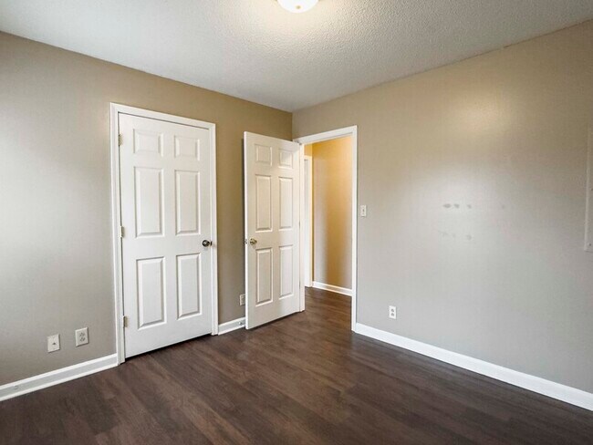 Building Photo - 587 Joshua Dr