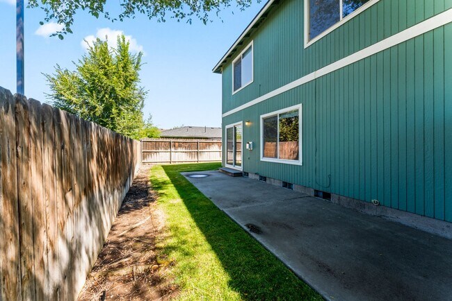 Building Photo - 1560 SW Reindeer Ave