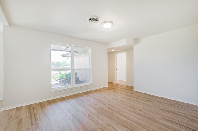 Building Photo - 802 Wright St