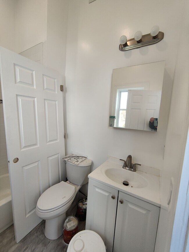Building Photo - Brand New Unit, Central Heat, AC, In-Unit ...