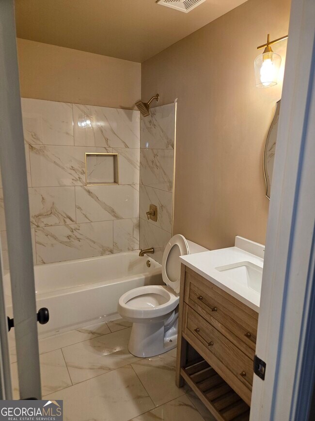 Building Photo - 536 Longwood Pl