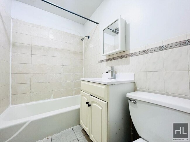 Building Photo - Your Front-Facing & Cozy 2 bedroom Apartme...