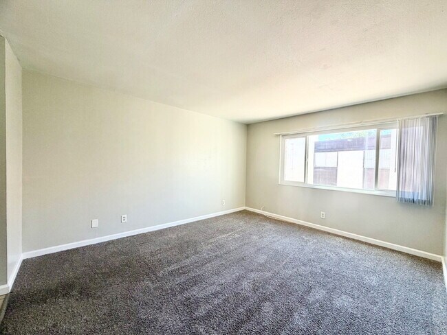 Building Photo - HIVE SUMMER MOVE-IN SPECIAL: 3 BEDROOM CONDO | COMMUNITY POOLS + WALKING TRAILS | CENTRAL LAS VEG...