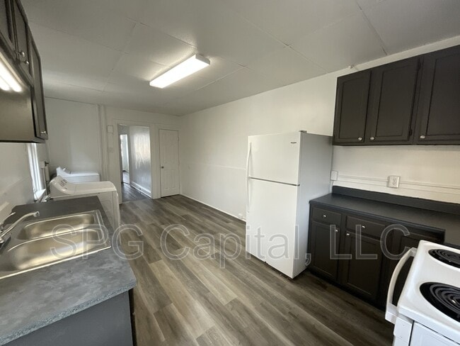 Building Photo - 730 W Mason Ave