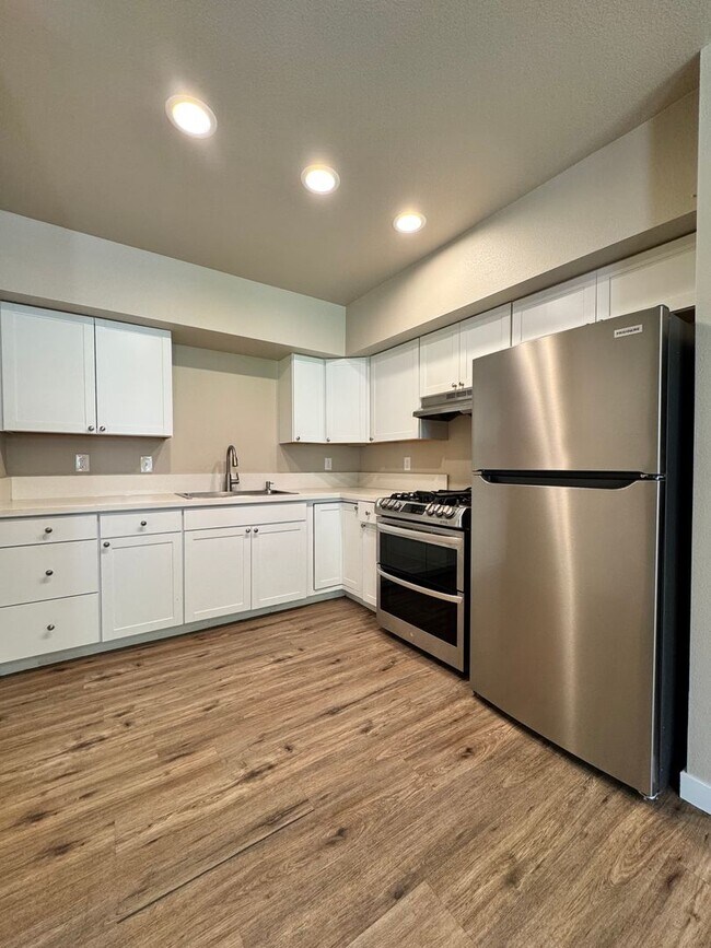 Building Photo - Available Now! 3 Bed/1.5 Bath Close to Downtown Lodi