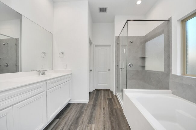 Building Photo - 501 Newcomb Holw Dr