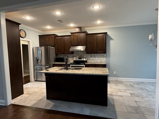 Building Photo - 233 Greenhill Dr