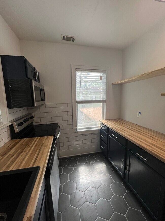 Plenty of counter space - 722 E 35th St