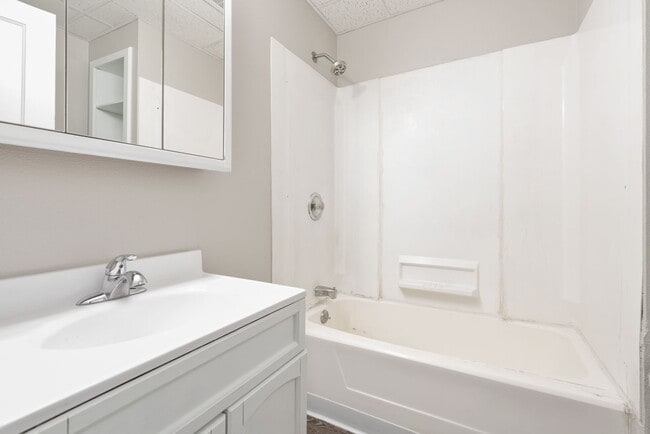 Building Photo - 2022 1/2 College St - Cedar Falls