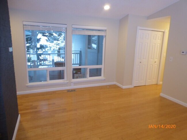 Building Photo - Charming 4 Bed 2 Bath Rambler in Sought Af...