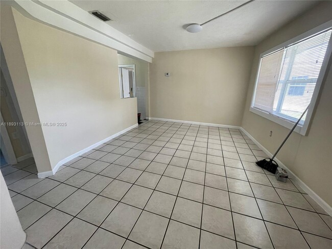 Building Photo - 6108 Cresthaven Ct