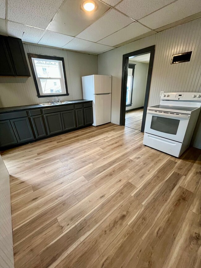 Building Photo - NEWLY RENOVATED 4BD/1BA HOME!