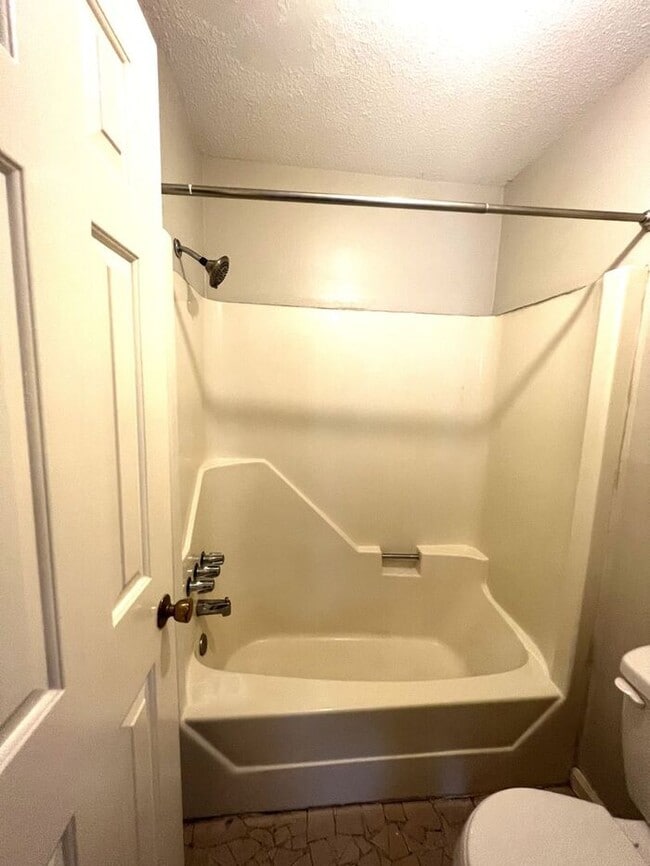 Building Photo - 6-7 month lease term!!! Popular town home ...