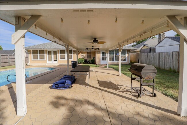 Building Photo - 2 Bed | 3 Bath with In-Ground Pool in Cent...