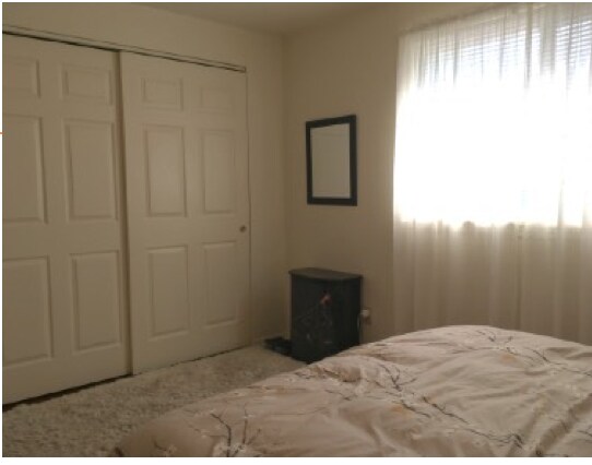Large main bedroom w/big closet - 204 Gibson St