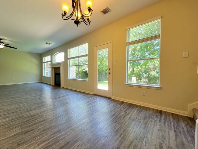 Building Photo - Large 4 Bed, 2.5 Bath Home Perfect for Com...
