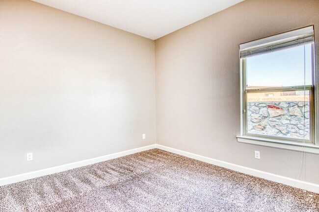 Building Photo - Eastside Beautiful 3 bed/2 baths