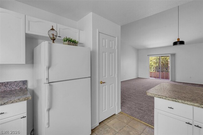 Building Photo - 353 Amber Pine St