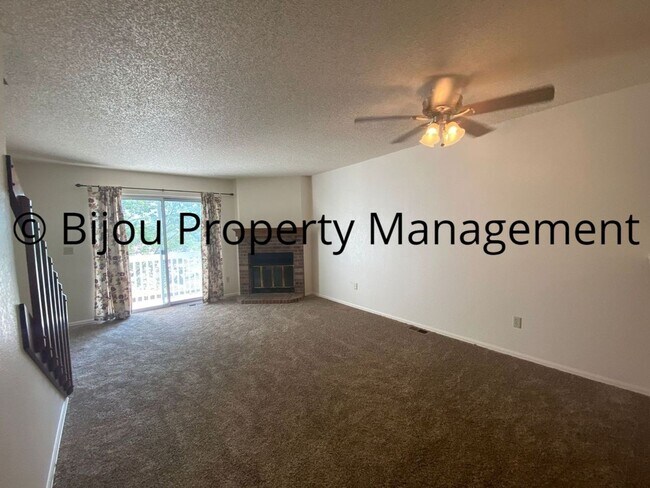 Building Photo - Gold Hill Townhome