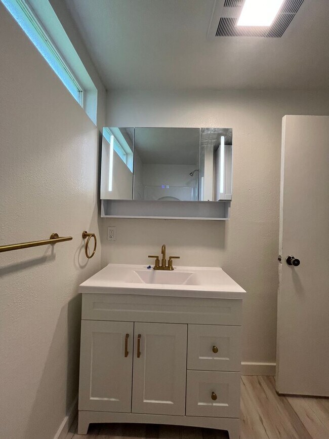 Building Photo - 2-Bedroom 1-Bathroom home close in Springfield