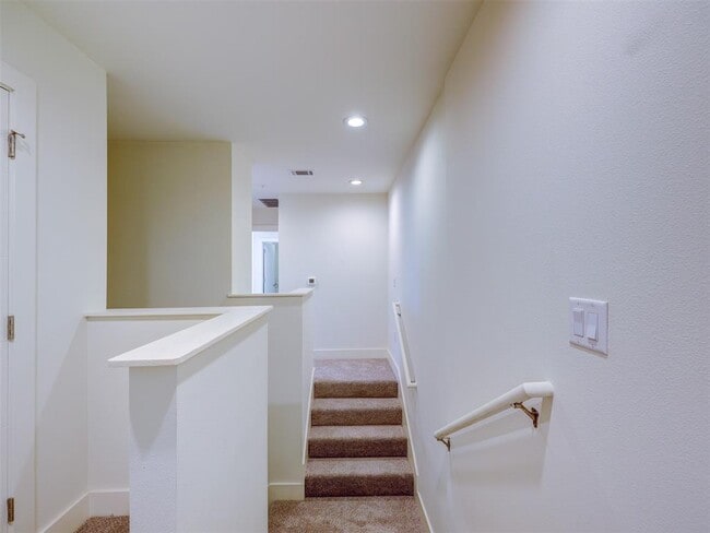 Building Photo - 604 N Bluff Dr