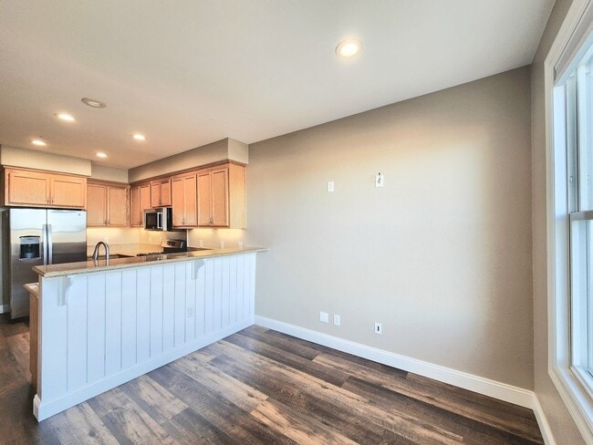 Building Photo - Spacious Townhouse in San Mateo