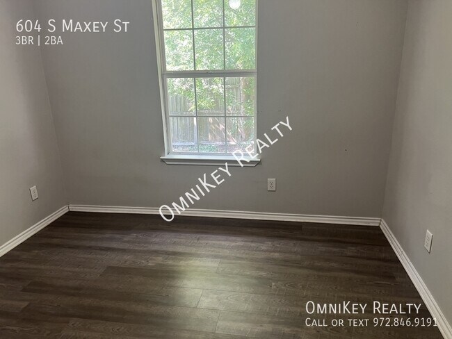 Building Photo - 604 S Maxey St