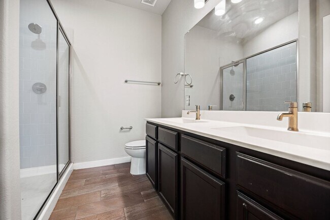 Building Photo - Beautiful 3 Bedroom Duplex Located in New ...