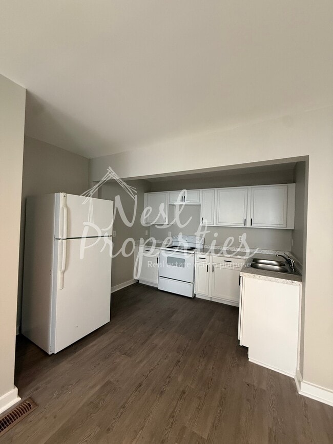 Building Photo - 233 E Cambridge Ave