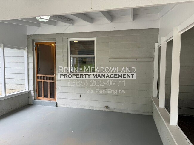 Building Photo - 3813 Woodlake Dr