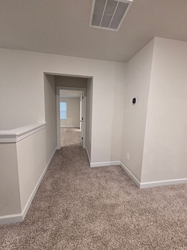 Building Photo - Beautiful and spacious! Ready for move in!