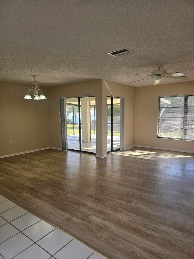 Building Photo - Port Charlotte home