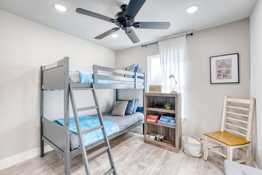 Building Photo - 214 NW L St