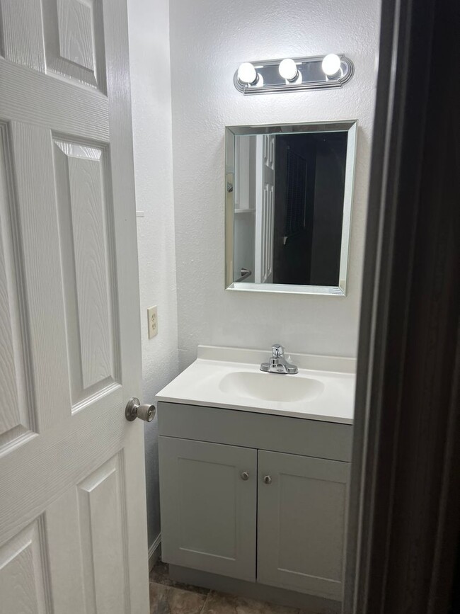 Building Photo - 3-bedroom, 2-bathroom home in Redding Upda...