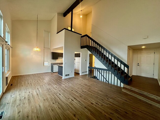 Building Photo - Updated 3 bed 2 1/2 bath 2 story townhome ...