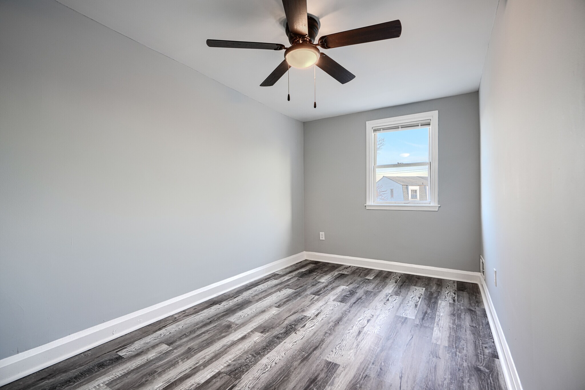 Building Photo - 2123 Graythorn Rd