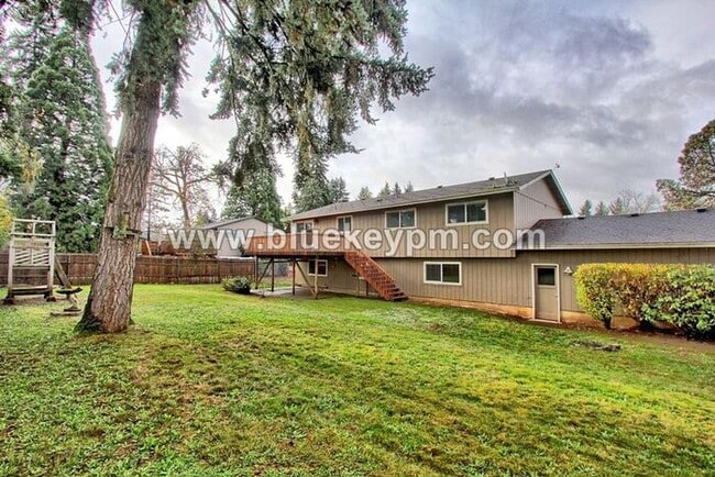 Building Photo - Newly Remodeled 5 Bed, 2 Bath Home with RV/Boat Parking in Oregon City