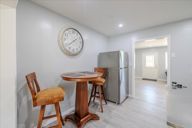 Building Photo - ANNUAL RENTAL - 3 Bed, 2 Bath Fully Furnis...