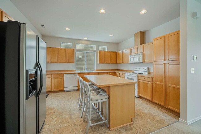 Building Photo - GATED COMMUNITY OF VERONA in LAKELAND HILLS!