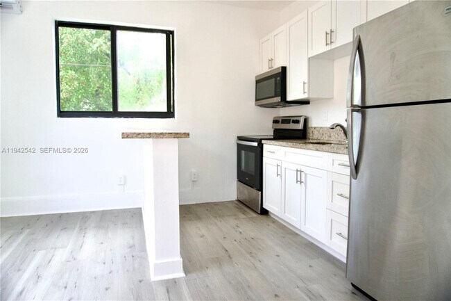 Building Photo - 337 SW 5th Ave