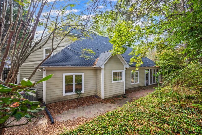 Building Photo - Prime Charlotte Location!