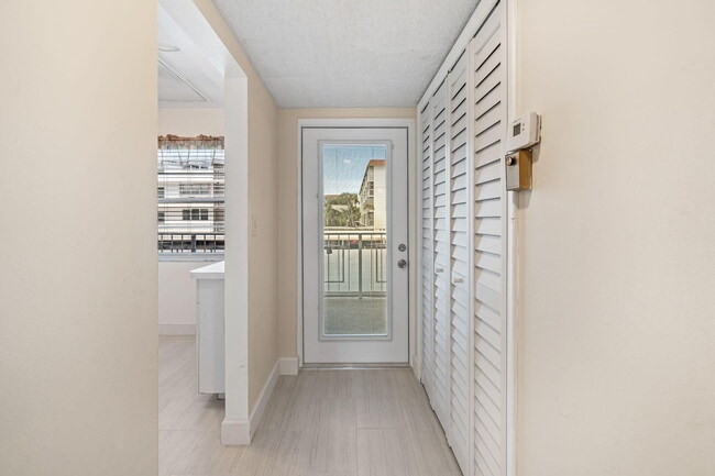 Building Photo - 920 Dogwood Dr