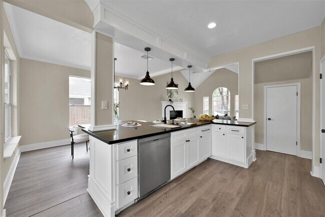 Building Photo - 14410 Cypress Falls Dr