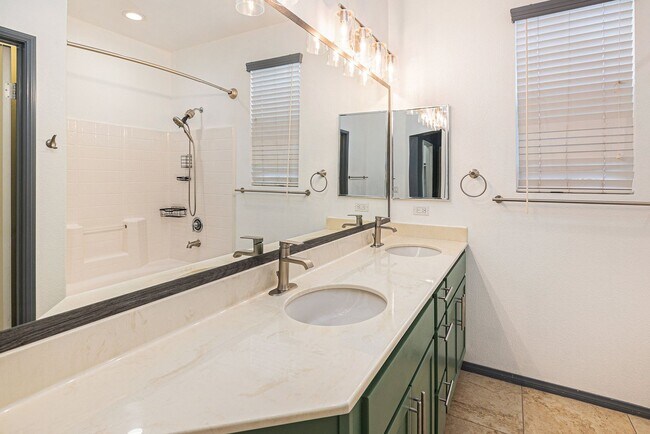Building Photo - 3 Bedroom 2 1/2 Bath Condo with yard and g...