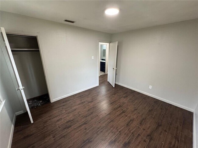 Building Photo - 4734 Clarendon Dr