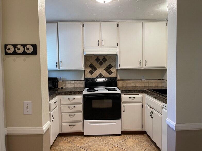 Primary Photo - 209 N Singingwood St